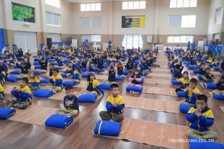 Học sinh ngồi ngay ngắn cùng chăn đã gấp gọn